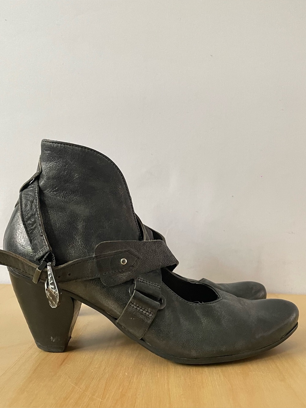Vintage Fidji distressed leather pointed-toe pumps | EU 37